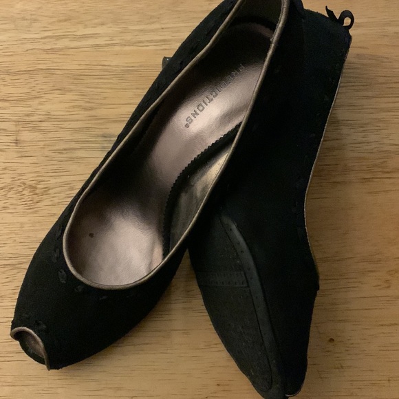 8 1/2 Black suede shoes excellent condition.  Toe out - Picture 7 of 7